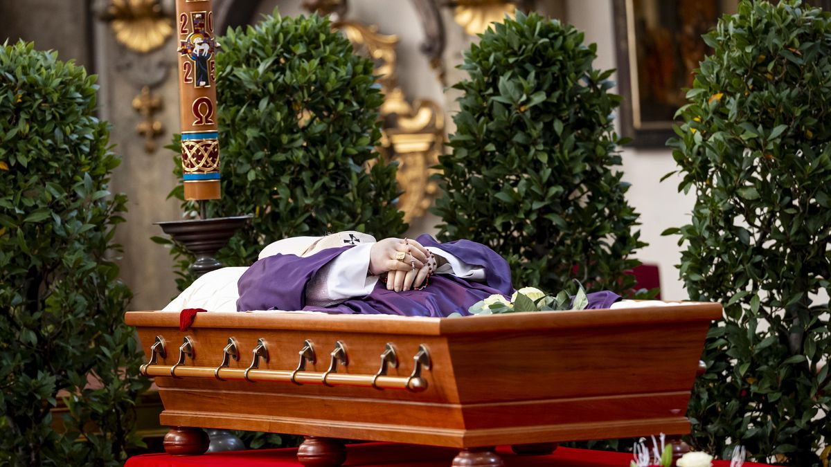 Lidé se loučí na Hradě se zemřelým kardinálem Dukou